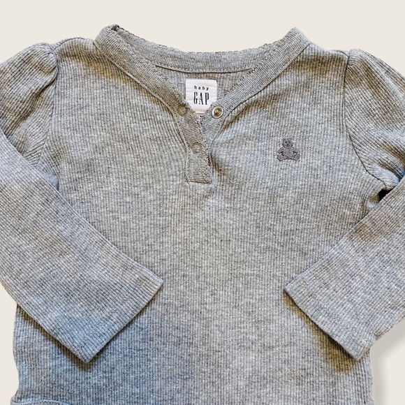 Baby Gap 6-12M Brannan Bear Ribbed Henley Gray - Picture 3 of 5